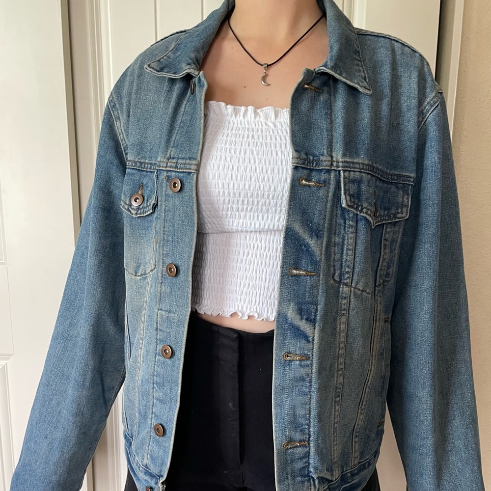 MEDIUM-WASH JEAN JACKET